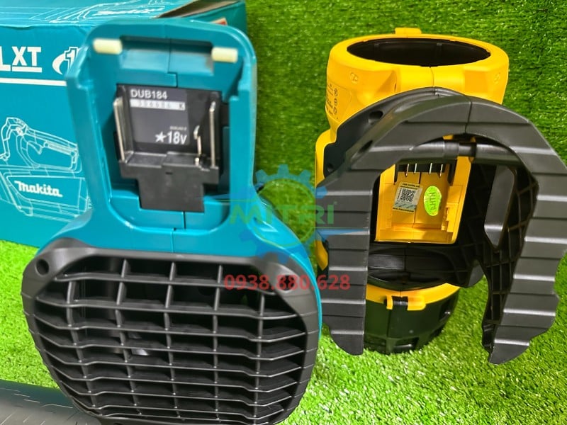 Khoang pin phía sau máy thổi lá Makita DUB184Z trong hình so sánh