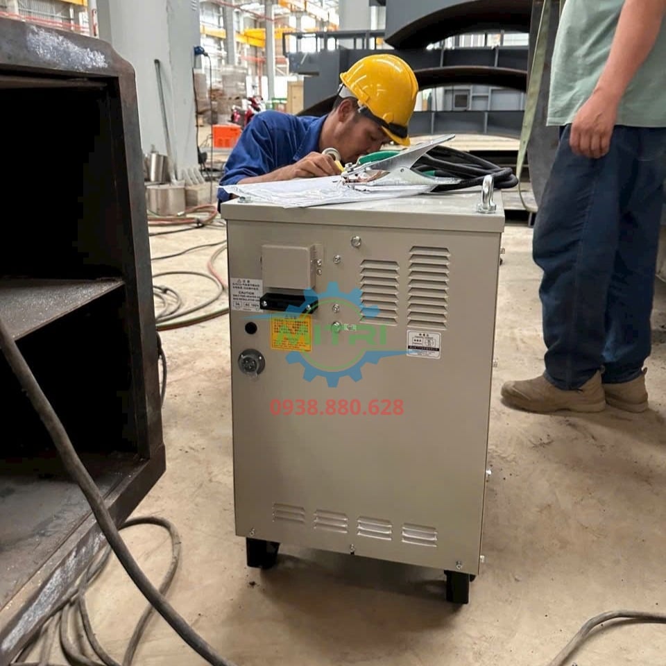 Mặt sau máy hàn MIG Weldcom KRII 500 đang sử dụng tại xưởng cơ khí