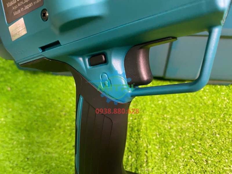 Cò bóp và tay cầm trên Makita DTR181RTE trong ảnh thực tế