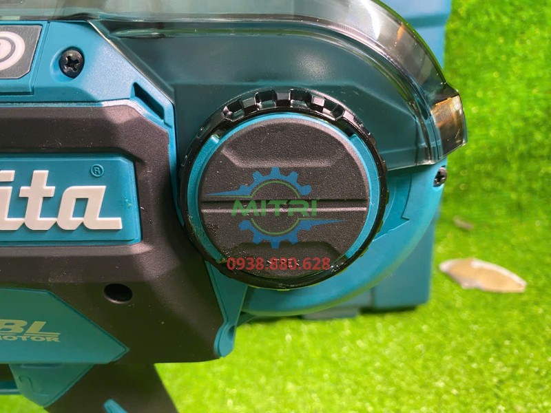 Nắp cuộn dây trên Makita DTR181RTE chụp cận cảnh