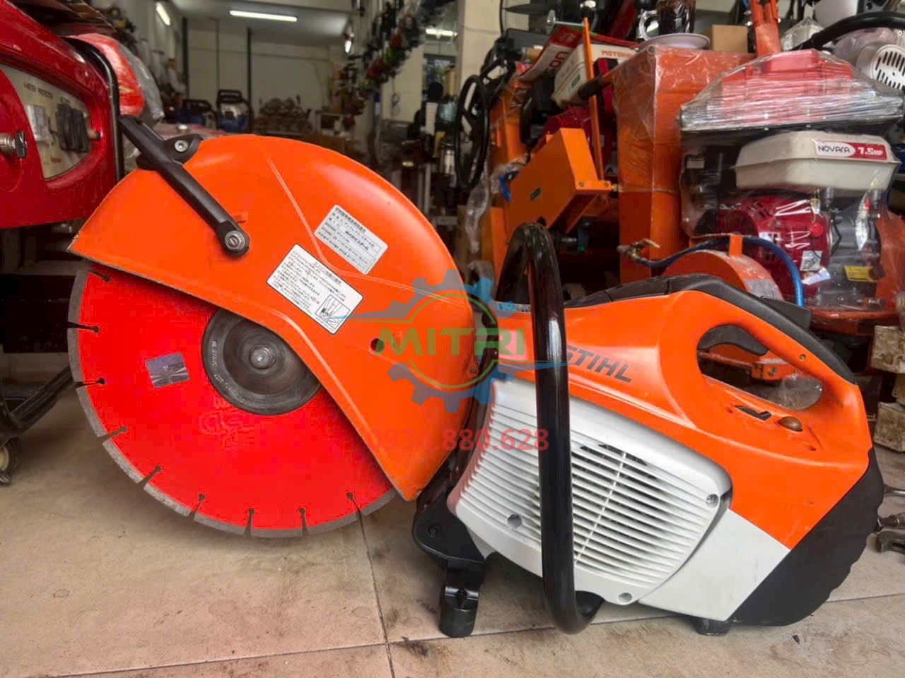 Máy cắt bê tông STIHL TS420 mặt bên trong kho Minh Triết