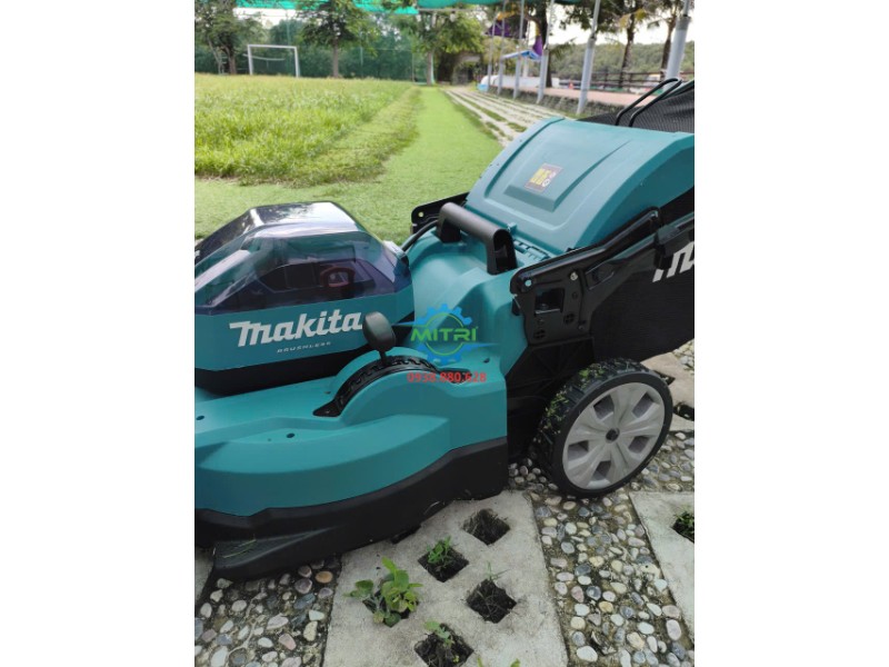 Cạnh bên trái máy cắt cỏ Makita LM002GZ