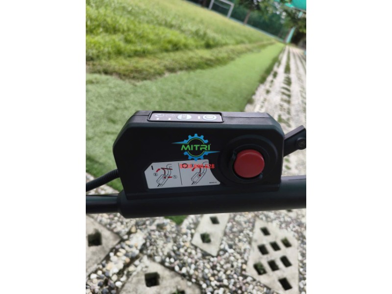 Nút khởi động máy cắt cỏ Makita LM002GZ