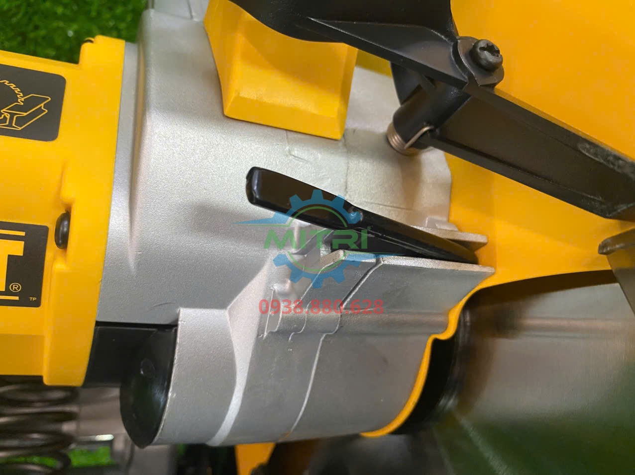Tay cầm ngang trên Máy cắt sắt để bàn DeWalt DW872-KR