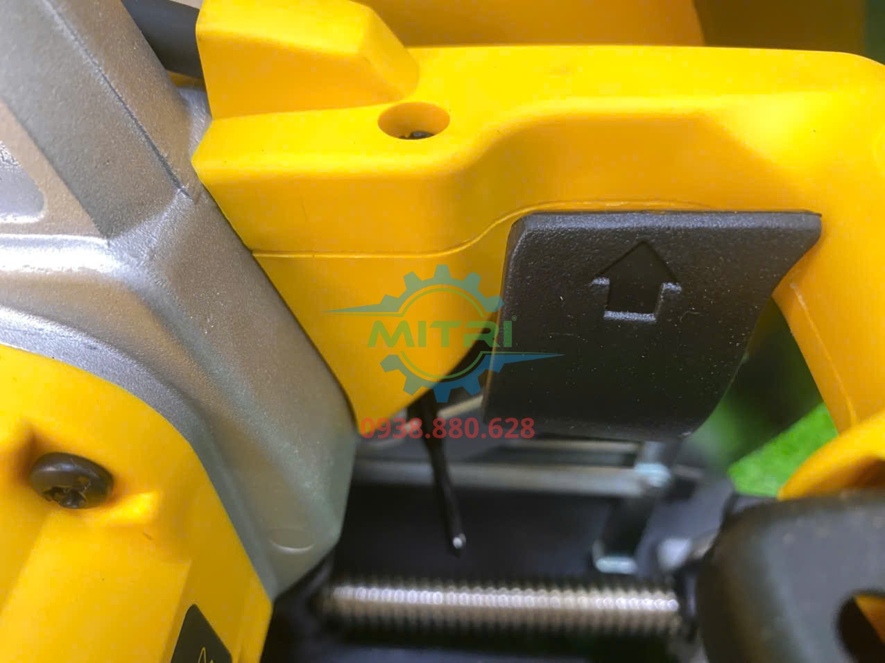 Máy cắt sắt DeWalt DW872-KR có kết cấu bệ và thân máy chắc chắn