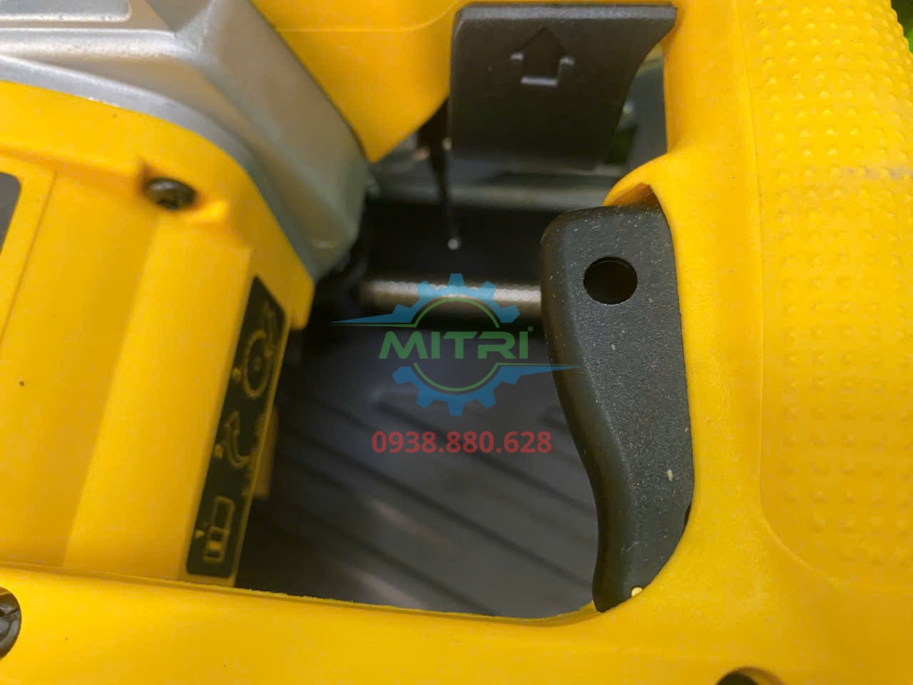 Máy cắt sắt DeWalt DW872-KR vận hành ở tốc độ 1300 vòng mỗi phút