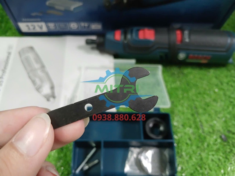 Máy cắt xoay Bosch GRO 12V-35 có khóa trục