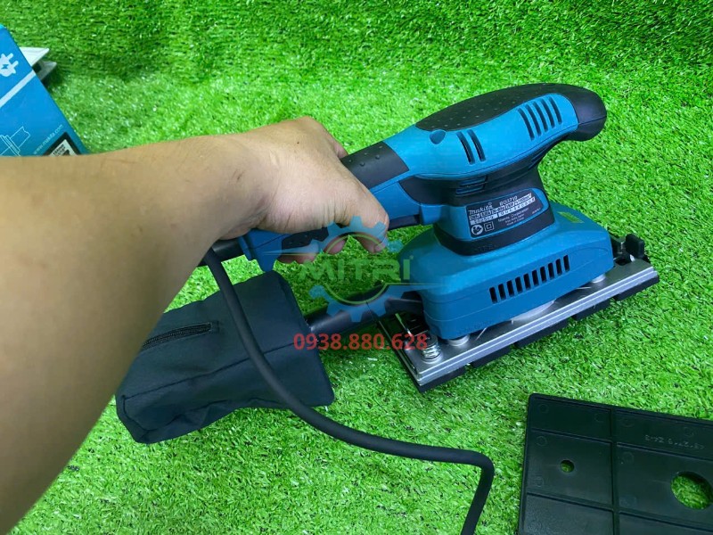 Máy chà nhám Makita BO3710 cầm thực tế trên tay