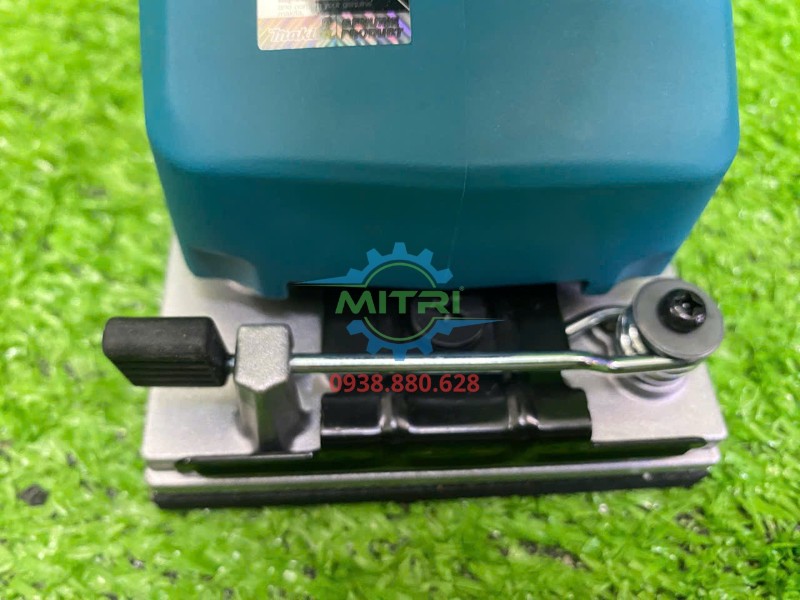 Kẹp giấy nhám phía trước máy Makita BO3710