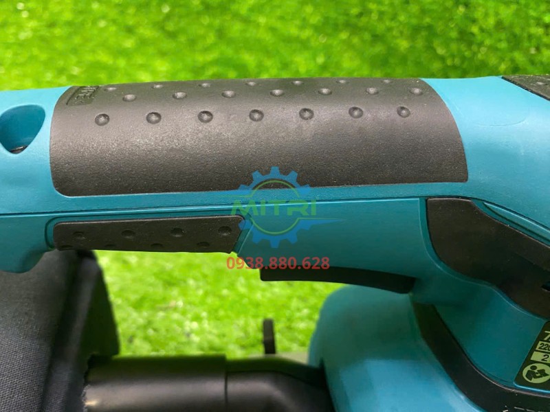 Tay cầm cao su cận cảnh máy chà nhám Makita BO3710