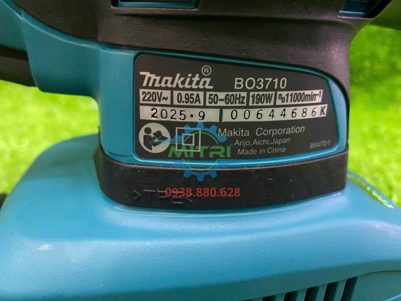 Tem model trên thân máy chà nhám rung Makita BO3710