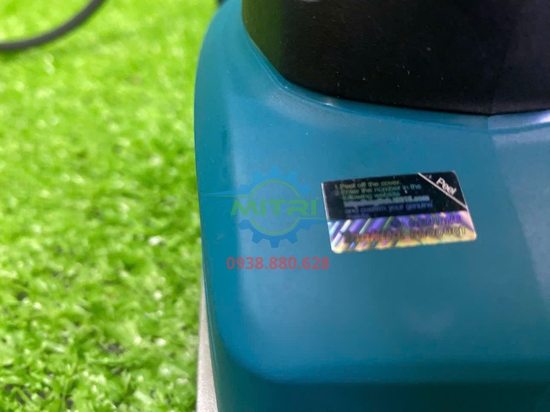 Tem QR trên thân máy chà nhám Makita BO3710
