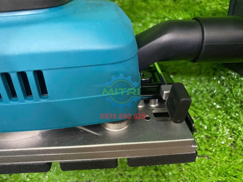 Thân máy bên hông máy chà nhám Makita BO3710