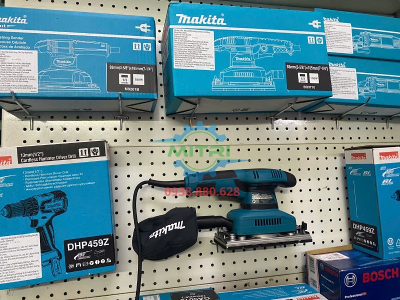 Máy chà nhám Makita BO3710 trưng bày trên kệ