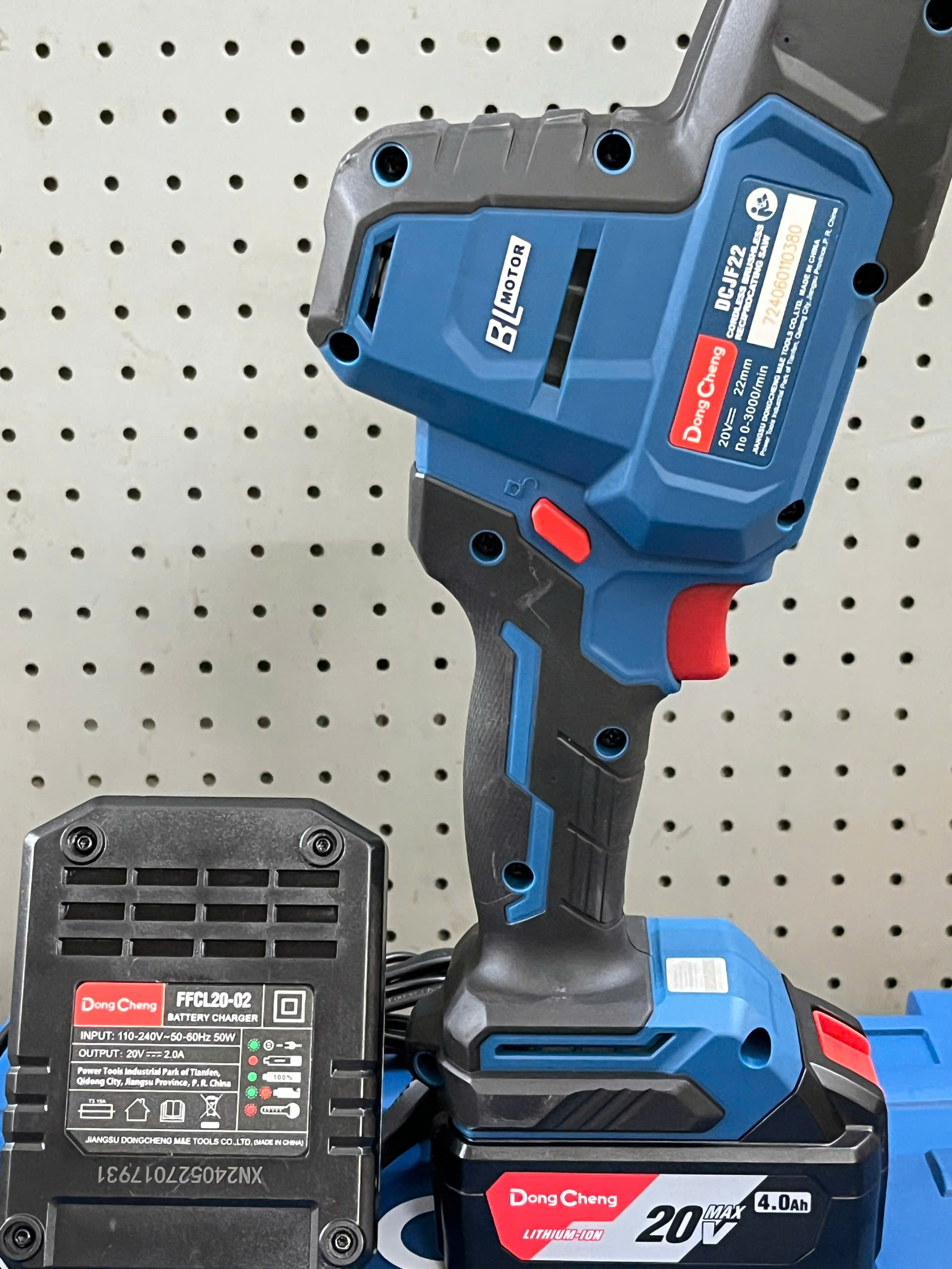 Bộ kit DCJF22 DM – máy, pin 4.0Ah & sạc nhanh, sẵn sàng thi công Bộ kit DongCheng DCJF22 DM – kèm pin 4.0Ah và sạc nhanh