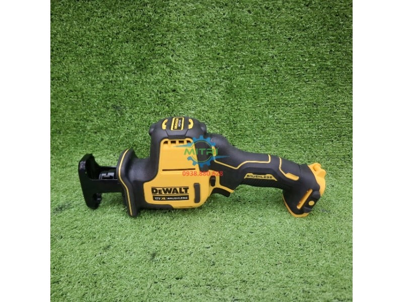 Máy cưa kiếm Dewalt DCS312N-KR cắt gỗ nhỏ gọn