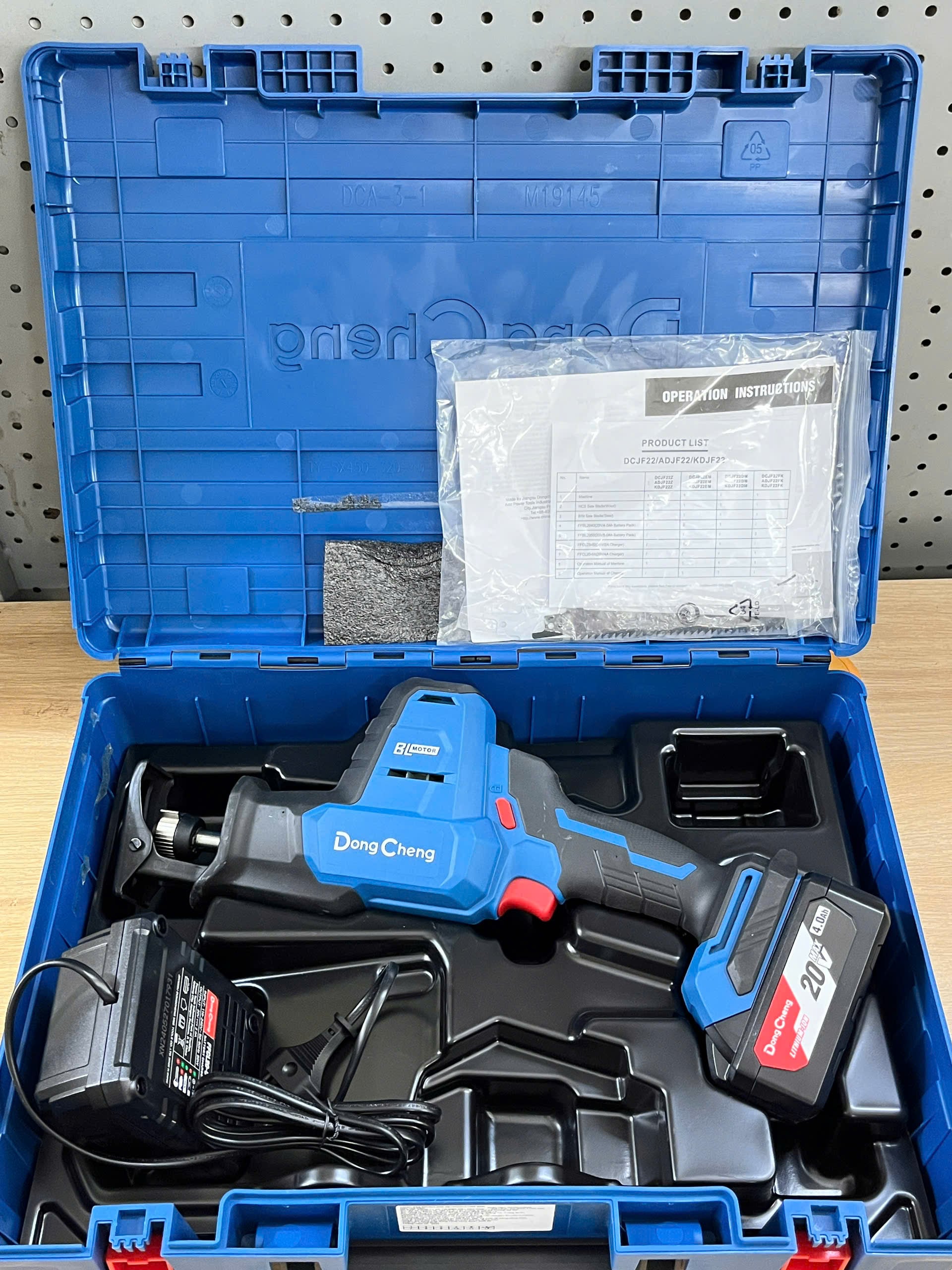 DongCheng DCJF22 DM 20V – Máy cưa kiếm brushless kèm pin 4.0Ah & sạc nhanh Máy cưa kiếm pin 20V DongCheng DCJF22 DM chính hãng – brushless, kèm pin 4.0Ah