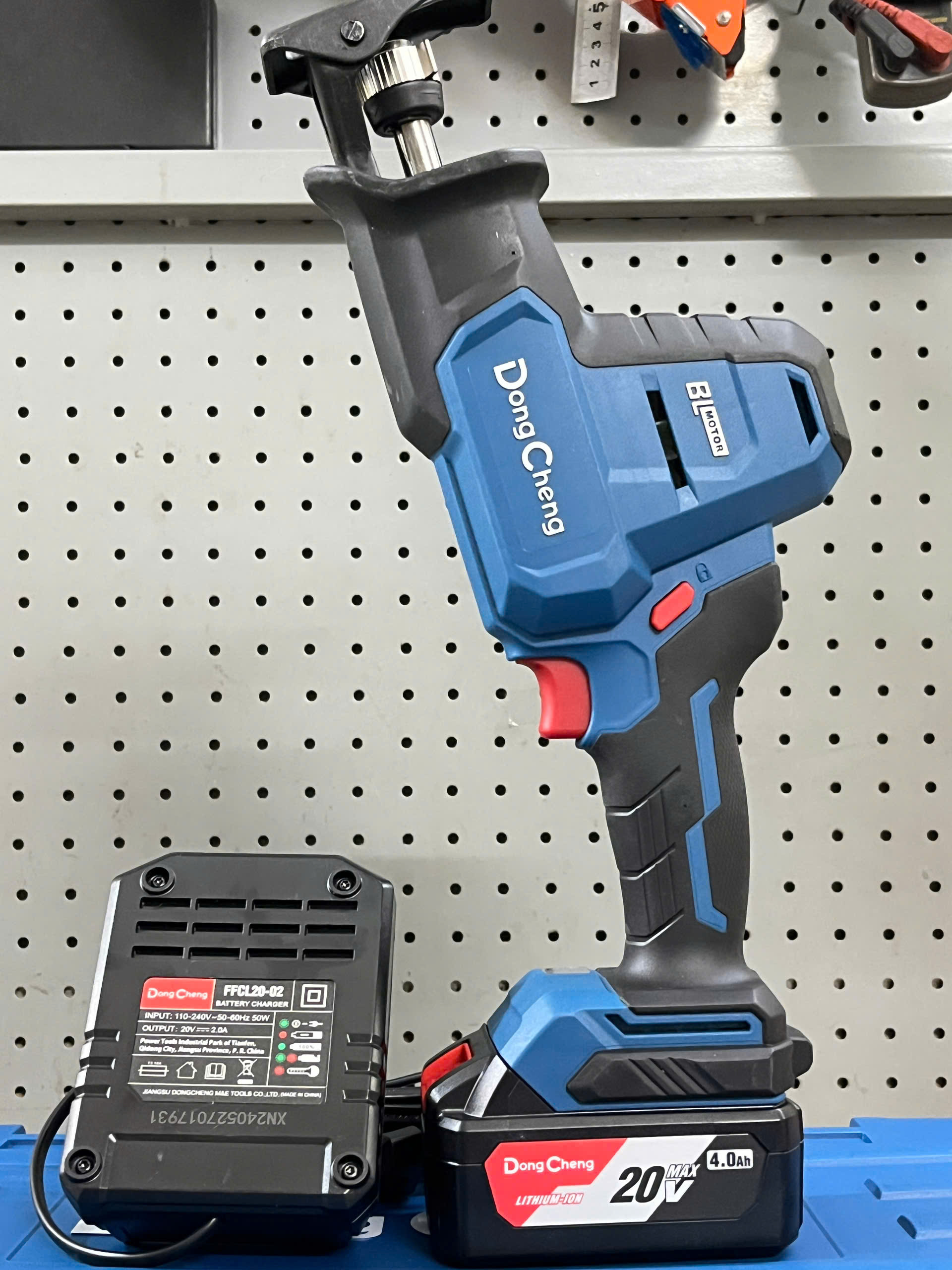 Máy cưa kiếm DongCheng DCJF22 DM – nhỏ gọn, thao tác linh hoạt trong không gian hẹp DongCheng DCJF22 DM 20V – máy cưa kiếm dùng pin, nhỏ gọn, cắt linh hoạt