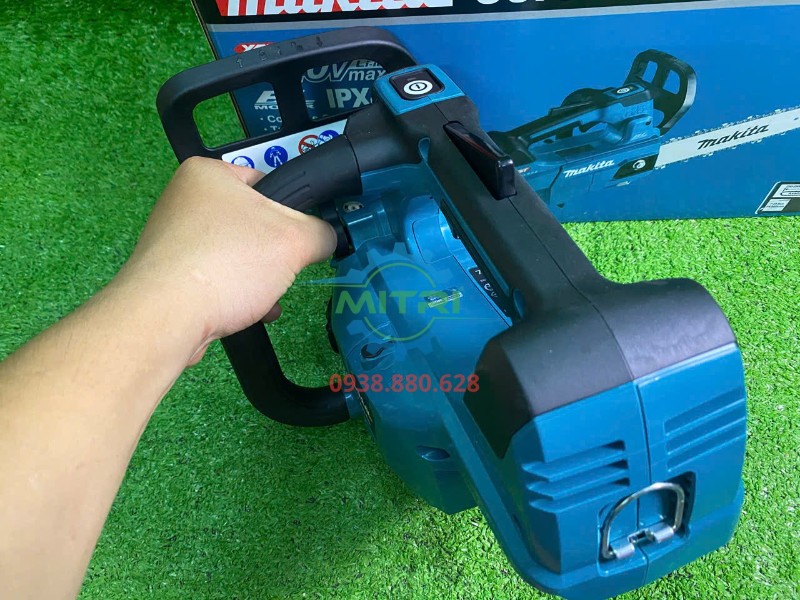Makita UC007GZ cầm thực tế góc sau thể hiện thân máy XGT