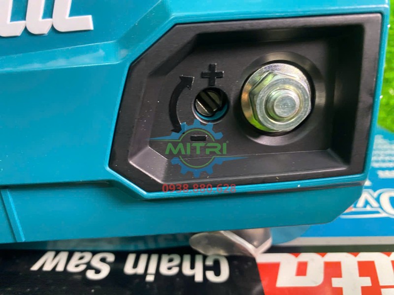 Cụm nút điều khiển Makita UC007GZ chụp cận cảnh