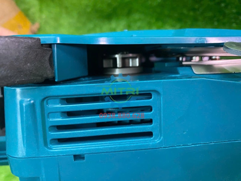 Khe tản nhiệt bên thân máy cưa xích Makita UC007GZ
