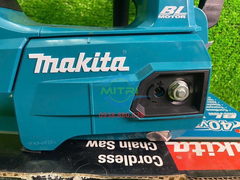 Logo Makita trên thân máy cưa xích UC007GZ