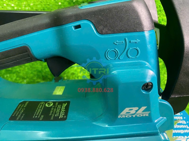 Thân máy Makita UC007GZ và logo Brushless thực tế
