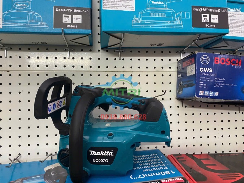 Máy cưa xích Makita UC007GZ motor unit trưng bày thực tế trên kệ