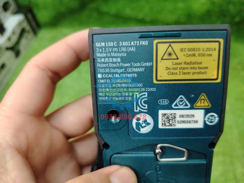 Máy đo khoảng cách Bosch GLM 150C tem thông số mặt sau