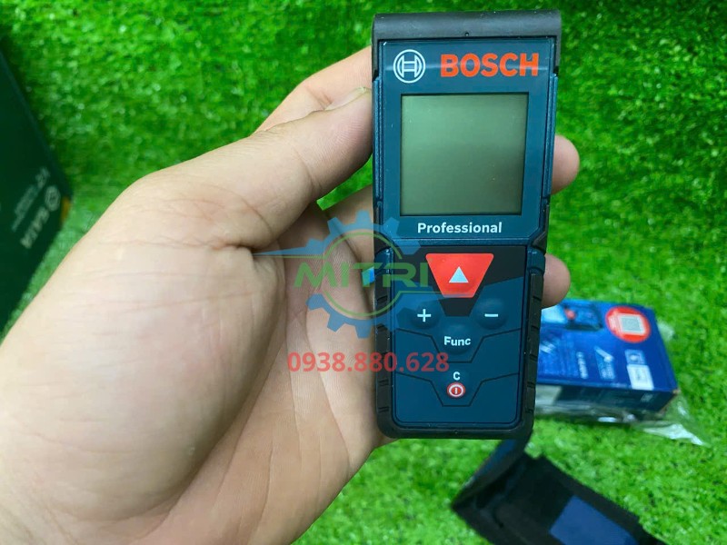 Máy đo khoảng cách laser Bosch GLM 40-12 cầm thực tế trên tay