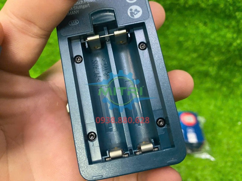 Khoang lắp hai pin AAA máy đo laser Bosch GLM 40-12