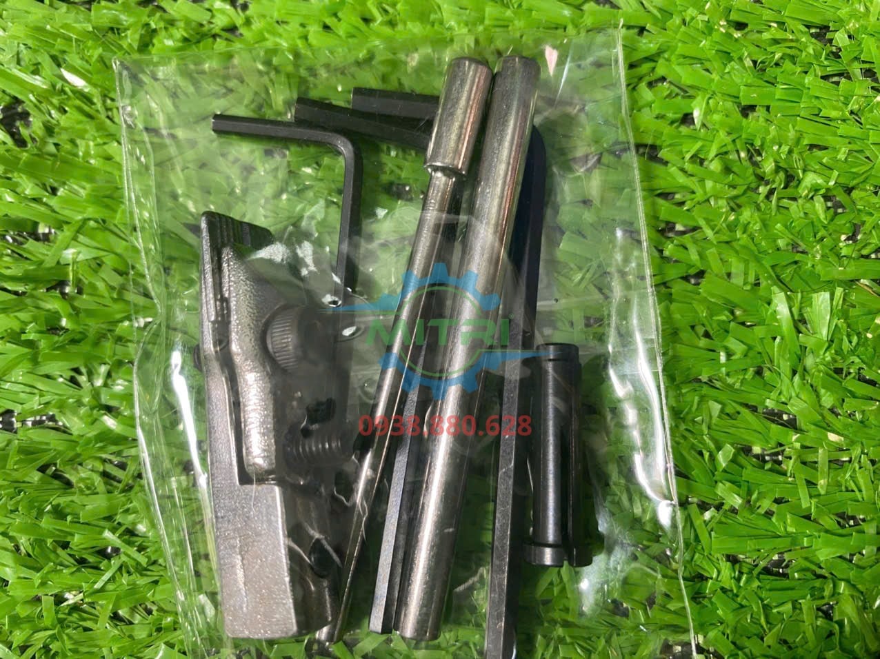 Máy dũa cầm tay Yunica YFS-105 được kiểm tra trước khi giao khách