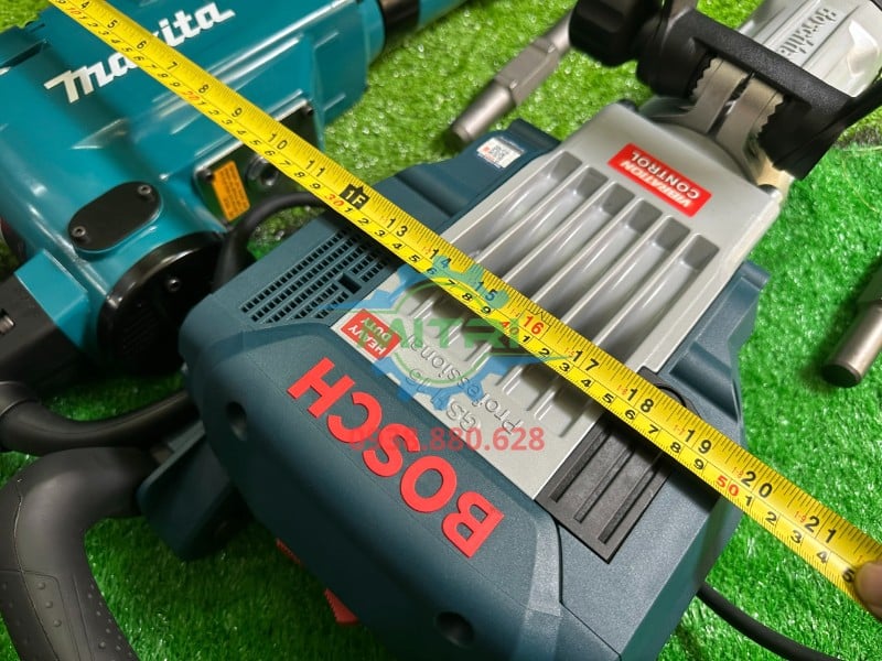Đo bề rộng máy đục bê tông Bosch GSH 16-30 bằng thước ngang