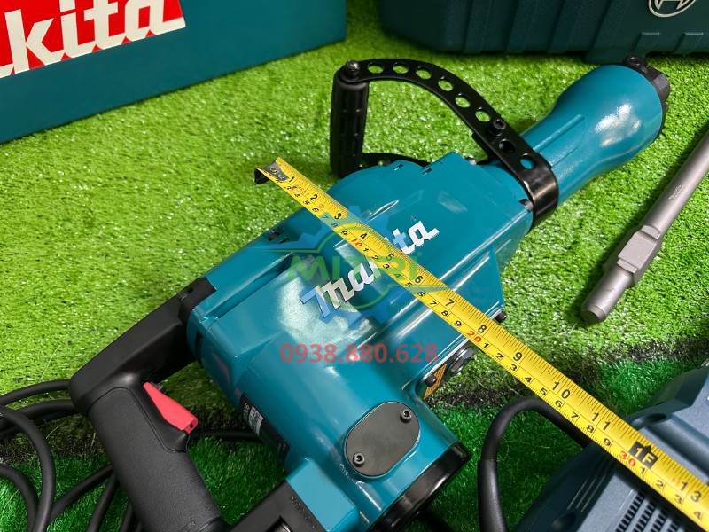Đo bề rộng thân máy đục bê tông Makita HM1306 bằng thước