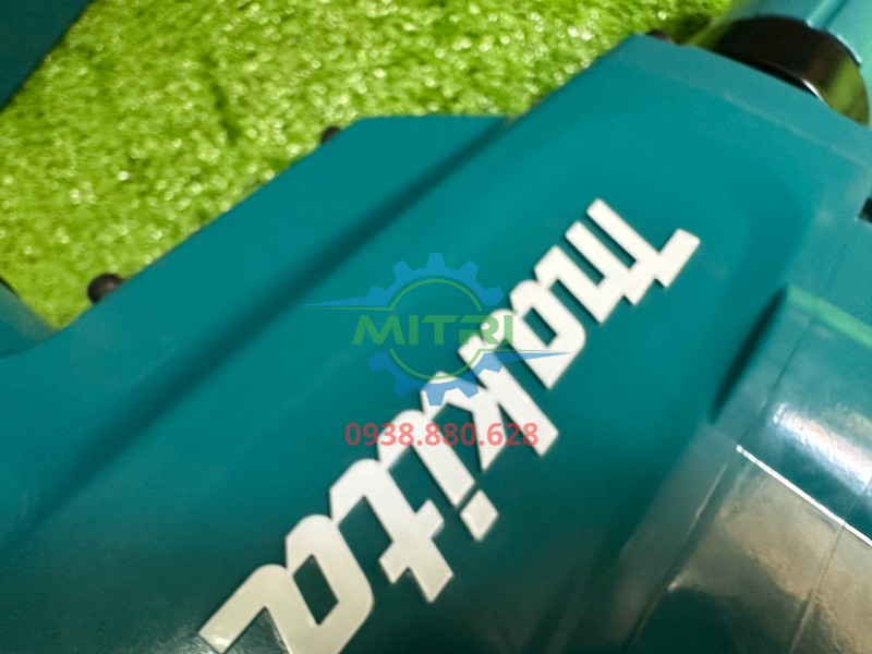 Logo và thân máy đục bê tông Makita HM1306 nhìn ở góc nghiêng