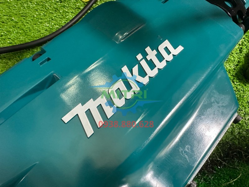 Máy đục bê tông Makita HM1306 30mm nhìn cận cảnh logo trên thân máy