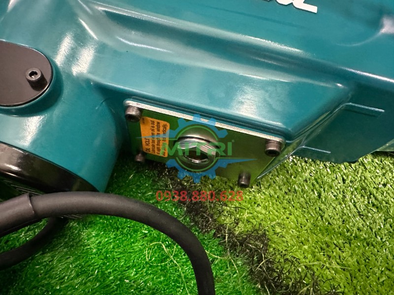 Tem cảnh báo và nắp tròn trên thân máy đục bê tông Makita HM1306