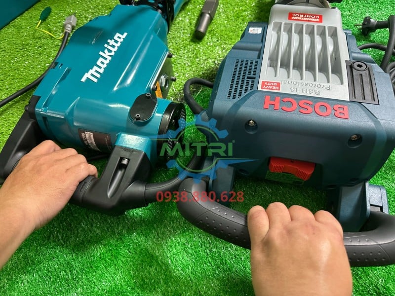 Bosch GSH 16-30 được cầm thực tế để đánh giá thân máy và tay cầm