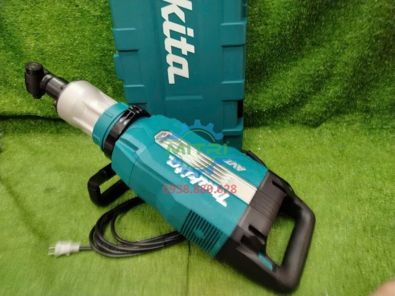Makita HM1511 đặt trên vali góc nghiêng trong ảnh thực tế