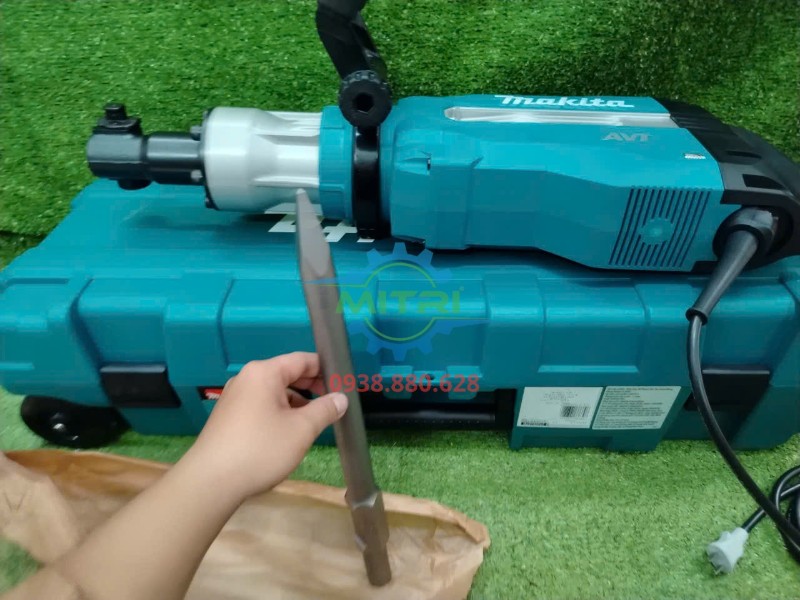 Máy đục bê tông Makita HM1511 kèm mũi đục nhọn trong ảnh thực tế