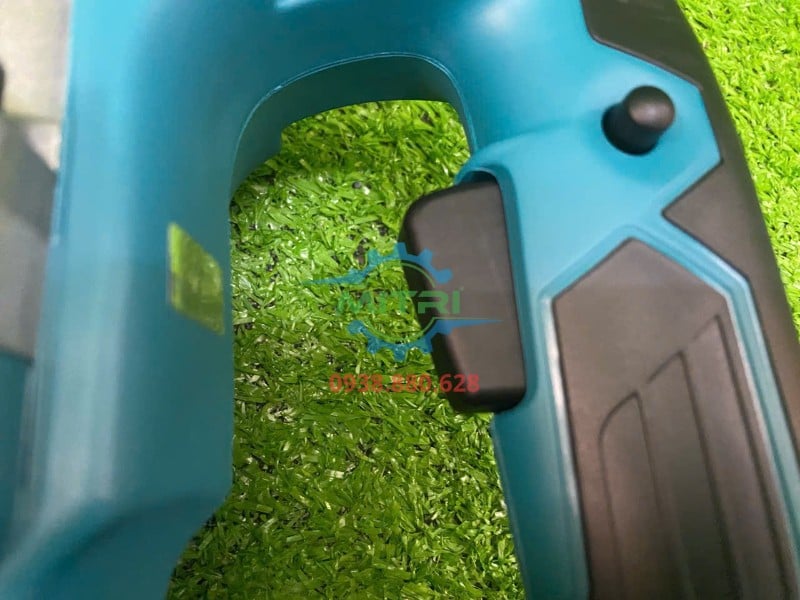 Công tắc bóp trên tay cầm máy đục bê tông Makita M8600B