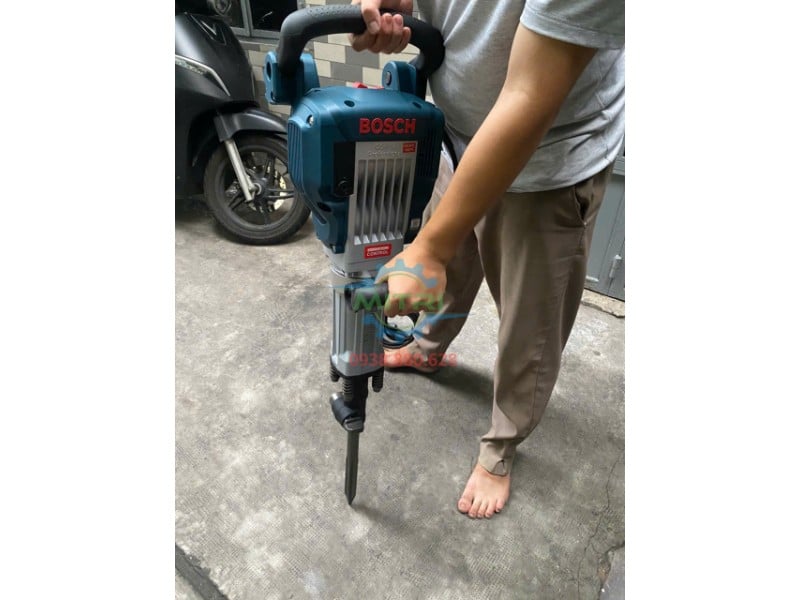 Máy đục Bosch GSH 16-30 dùng cho bê tông công trình