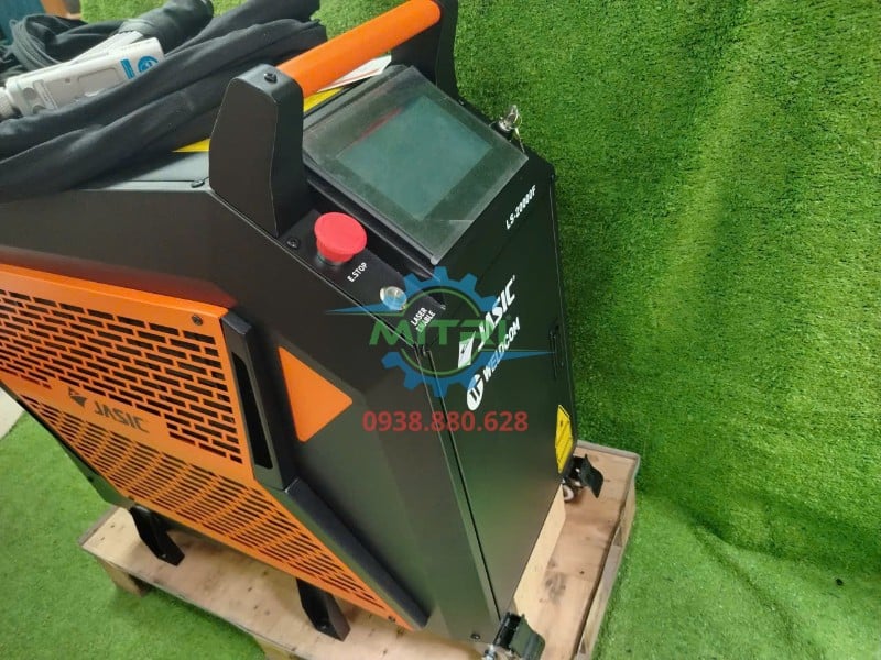 Máy hàn laser Jasic LS-20000F góc chéo bảng điều khiển