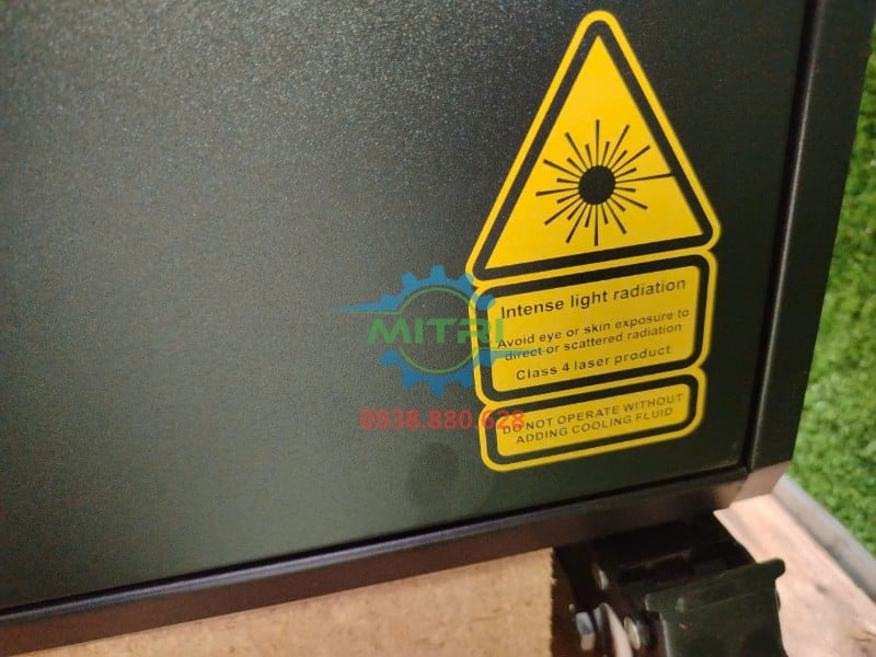 Máy hàn laser Jasic LS-20000F tem cảnh báo laser