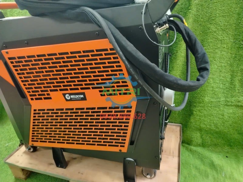 Máy hàn laser Jasic LS-20000F thân bên kèm dây súng hàn