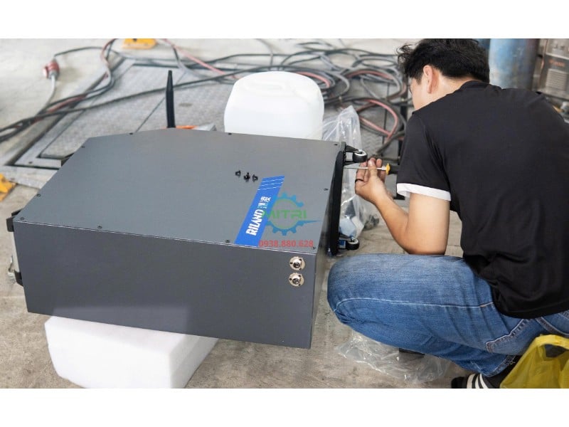 Lắp bộ cấp dây Máy hàn laser Riland RL-HLW-2000 II PLUSE Lắp đặt bộ cấp dây Máy hàn laser Riland RL-HLW-2000 II PLUSE