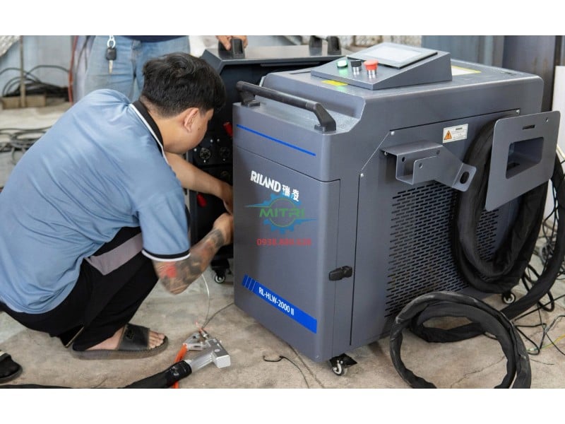 Lắp đặt dây cáp kết nối Máy hàn laser Riland RL-HLW-2000 II PLUSE Máy hàn laser Riland RL-HLW-2000 II lắp đặt dây cáp kết nối
