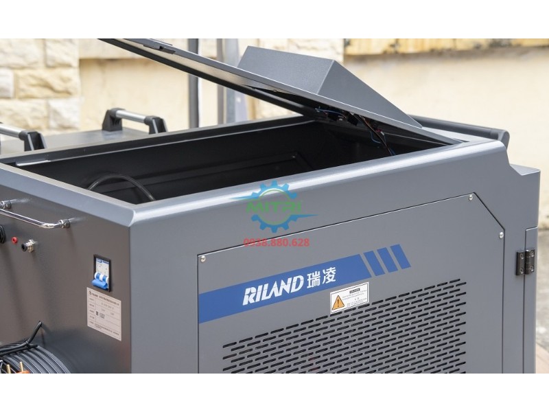 Nắp trên máy hàn laser Riland RL-HLW-3000 II mở khoang bảo trì