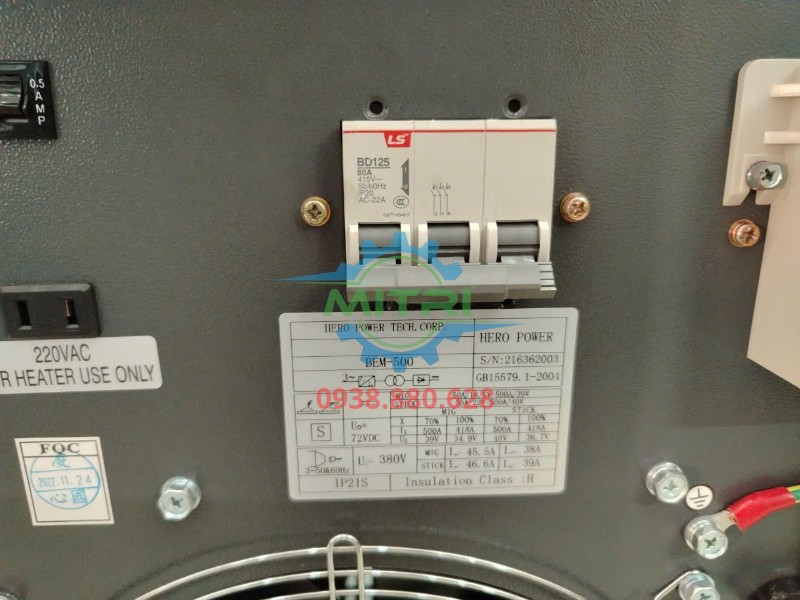 Aptomat và tem thông số phía sau máy hàn HERO BEM-500