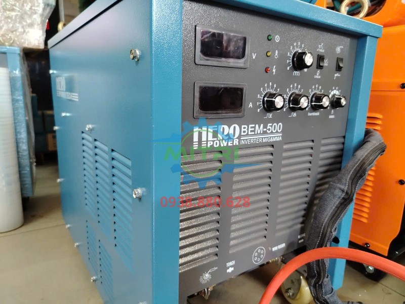 Máy hàn MIG MAG HERO BEM-500 500A 3 pha nhìn từ góc chéo mặt trước và thân bên